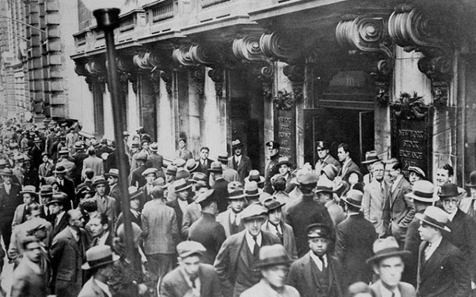 1929년 10월 뉴욕 증권거래소 앞에 모인 사람들. /사진제공=Federal Reserve History