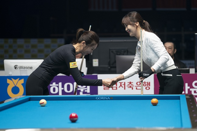 김가영(왼쪽)과 김상아가 경기를 앞두고 악수를 나누고 있다. /사진=PBA 투어