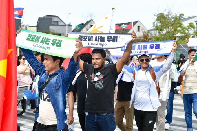 지난 9월 김포에서 열린 세계인 큰잔치에서 김포거주 이주민들이 '김포에 사는 우리' 슬로건을 들고 행진하고 있다./사진제공=김포시
