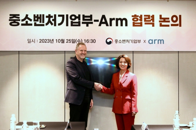 르네 하스 Arm 대표(왼쪽)과 이영 중소벤처기업부 장관 /사진=중소벤처기업부 