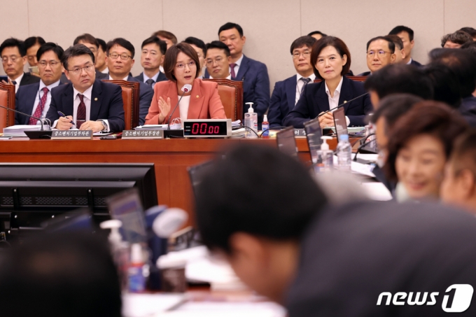 (서울=뉴스1) 황기선 기자 = 이영 중소벤처기업부 장관이 12일 서울 여의도 국회에서 열린 산업통상자원위원회의 중기부 등에 대한 국정감사에서 의원 질의에 답하고 있다. 2023.10.12/뉴스1  Copyright (C) 뉴스1. All rights reserved. 무단 전재 및 재배포,  AI학습 이용 금지.