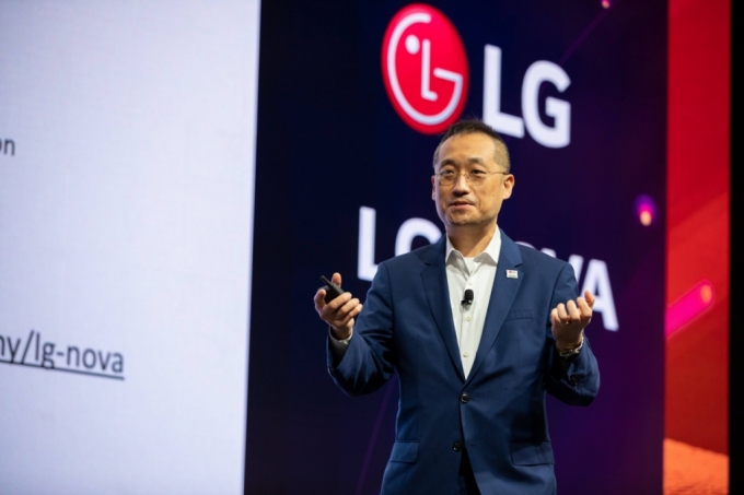 지난 2021년, LG전자 북미이노베이션센터장 이석우 전무가 &#039;2021 Innovation Festival’에서 글로벌 스타트업을 대상으로 하는 아이디어 공모전 ‘미래를 위한 과제(Mission for the Future)’에 대해 설명하고 있다. /사진제공=LG전자