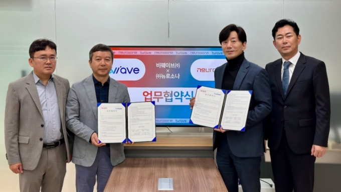 (왼쪽부터)비웨이브 이세완 본부장, 이승환 대표 , 뉴로소나 서선일 대표, 양용승 부사장/사진제공=뉴로소나