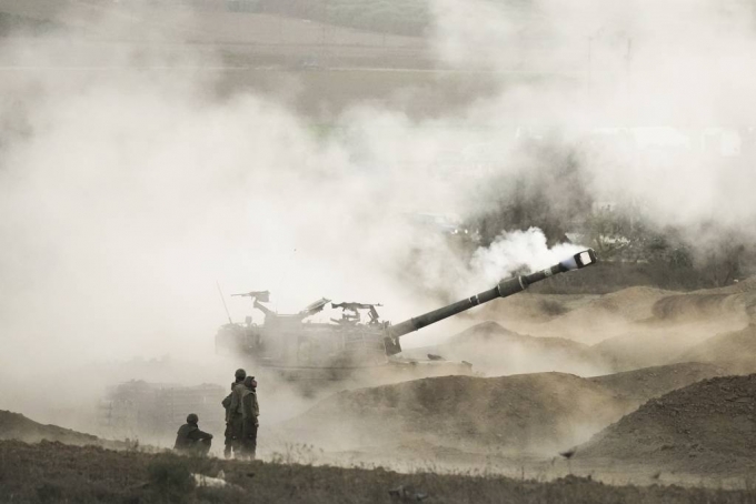 25일(현지 시간) 이스라엘 남부에서 이스라엘군이 가자지구를 향해 자주포를 발사하는 모습. /사진=뉴시스.