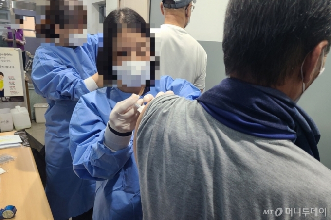 26일 서울 용산구 다시서기종합지원센터에서 한 노숙인이 독감 예방접종을 하고 있다./사진=천현정 기자
