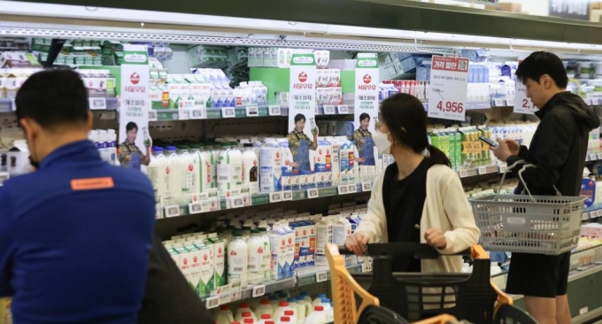서울 한 대형마트에 유제품 가판대 앞에서 소비자들이 가격을 살펴보고 있다.  /사진제공=뉴스1