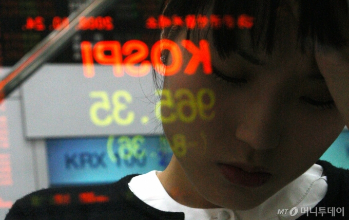 2008년 10월24일 오전 서울 여의도 증권거래소에서 한 거래소 직원이 끝없이 추락하고 있는 코스피, 코스닥 시황판을 보며 근심스런 표정을 보이고 있다. /사진=이명근 기자 qwe123@