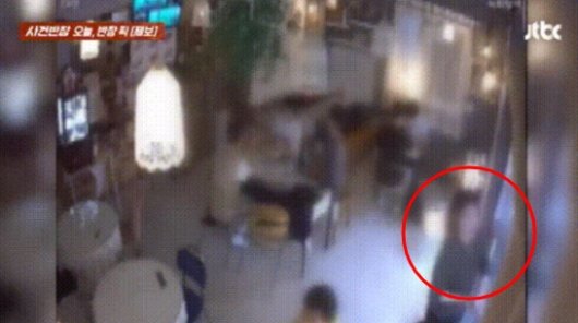 카페 유리문에 실수로 얼굴을 부딪힌 손님이 치료비를 요구한 뒤 거절당하자 해당 카페 사장을 고소했다. /사진=JTBC '사건반장'