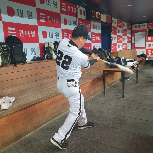 이만수가 28일 서울고척스카이돔에서 열린 2023 노브랜드배 고교동창 대회 올스타전에서 배팅 연습을 하고 있다. /사진=김동윤 기자 