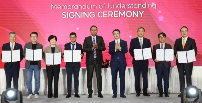 오기웅 중소벤처기업부 차관(오른쪽 네 번째)이 30일 서울 강남구 코엑스에서 개최된 '2023 벤처스타트업 SW개발인재 매칭 페스티벌'에서 중소벤처기업부 산하 6개 벤처협단체와 인도공과대학(IIT) 간 양해각서 체결 기념 촬영을 하고 있다./사진=중소벤처기업부 