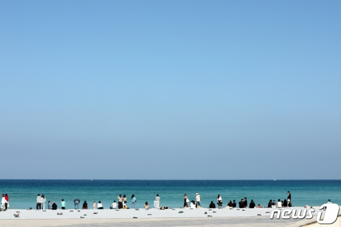 (제주=뉴스1) 고동명 기자 = 28일 오후 제주시 조천읍 함덕해수욕장에서 도민과 관광객들이 맑은 제주의 가을 하늘과 바다를 만끽하고 있다.2023.10.28/뉴스1  Copyright (C) 뉴스1. All rights reserved. 무단 전재 및 재배포,  AI학습 이용 금지.