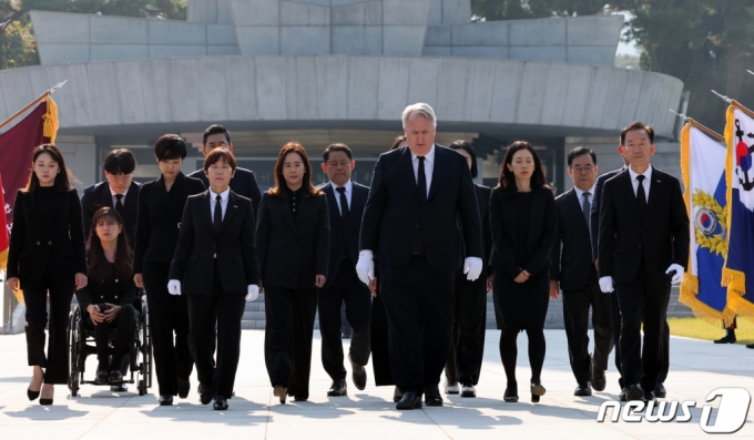 (서울=뉴스1) 황기선 기자 = 인요한 국민의힘 혁신위원장이 30일 오후 서울 동작구 국립서울현충원을 찾아 혁신위원들과 현충탑에 참배를 마치고 이동하고 있다. 2023.10.30/뉴스1  Copyright (C) 뉴스1. All rights reserved. 무단 전재 및 재배포,  AI학습 이용 금지.