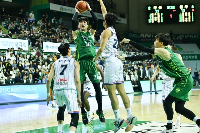 원주 DB(초록색 유니폼)와 부산 KCC 경기. /사진=KBL 제공