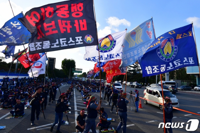 (포항=뉴스1) = 한국노총 금속노련 포스코노동조합이 7일 오후 포스코 포항제철소 본사 앞에서 사측과 임단협 결렬에 따른 쟁의대책위원회(쟁대위) 출범식을 개최했다. 