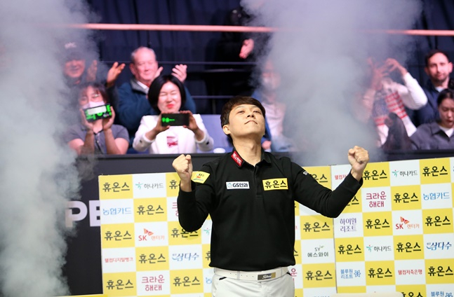 챔피언 샷을 성공시킨 뒤 두 주먹을 불끈 쥐는 최성원. /사진=PBA 투어