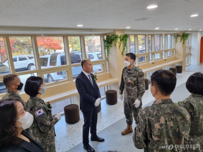 류영관 한화에어로스페이스 부사장과 강문석 국군홍천병원장 등 관계자들이 30일 병원 내 새로 조성된 H라운지를 둘러보고 있다./사진제공=한화에어로스페이스