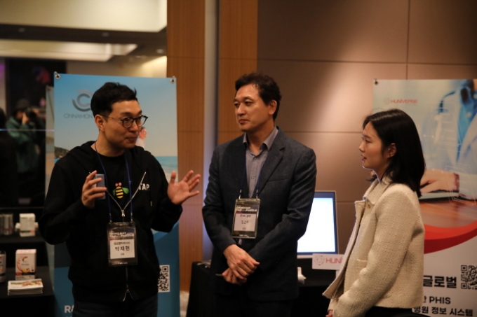 박재현 탭엔젤파트너스 대표(맨 왼쪽)가 31일 서울 인터컨티넨탈호텔 코엑스에서 열린 2023 데모데이 참석자들과 함께 대화하고 있다./사진=탭엔젤파트너스 제공 