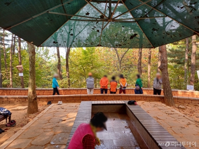 31일 오전 11시쯤 서울 강서구 우장근린공원 힐링체험센터에 마련된 황톳길. /사진=오석진 기자