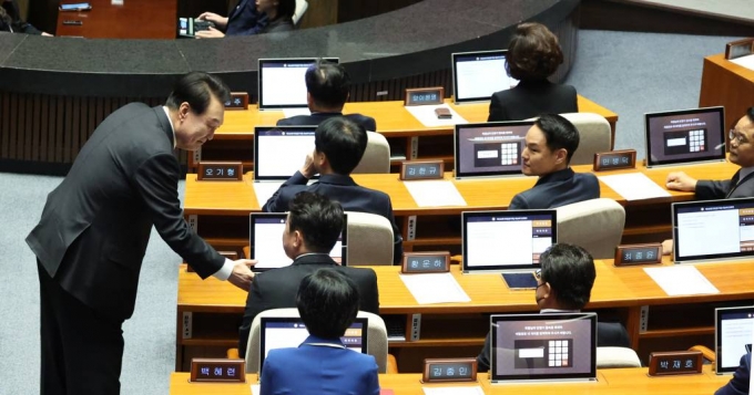 [서울=뉴시스] 조수정 기자 = 윤석열 대통령이 31일 서울 여의도 국회에서 열린 2024년도 예산안 및 기금운용 계획안에 대한 시정연설을 위해 본회의장에 입장하며 더불어민주당 의원들과 인사하고 있다. (대통령실통신사진기자단) 2023.10.31.