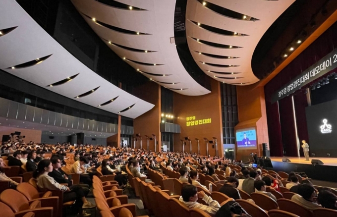  10월 31일 서울 코엑스 오디토리움에서 제12회 정주영 창업경진대회가 열린 가운데 인체공학적 슬리퍼개발사 '바크'가 기업소개(피칭)를 하고 있다./사진= 김성휘 기자