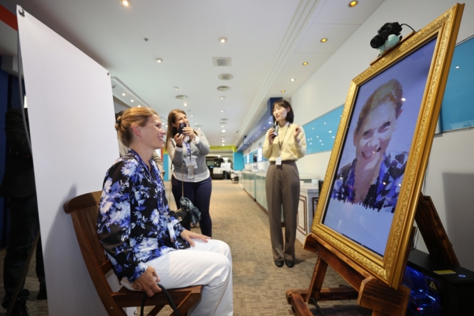 세계사이언스파크협회(IASP) 아시아 태평양 지역총회 관계자가 최근 한국전자통신연구원(ETRI)를 방문해 AI(인공지능)을 활용한 그림 기술을 체험하고 있다. / 사진=연구개발특구진흥재단