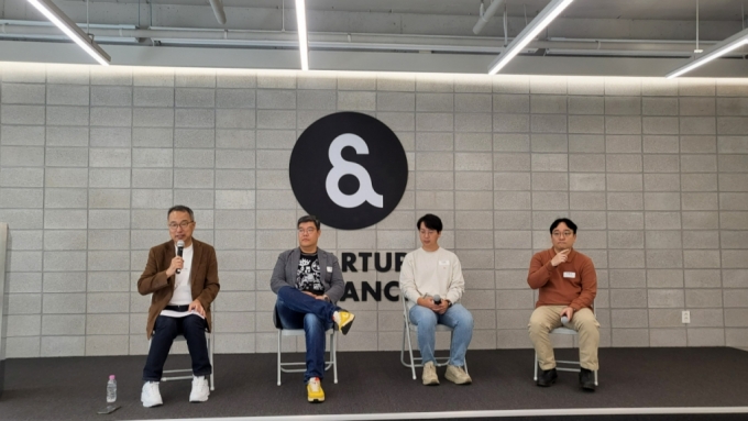 (좌측부터) 이기대 강원창조경제혁신센터 센터장, 류중희 퓨처플레이 대표, 이경훈 글로벌브레인 파트너, 이정민 시그니처레이블 대표가 2일 '스타트업 트렌드 리포트 2023' 기자간담회에 참석했다. /사진=남미래 기자