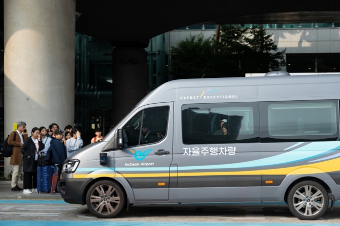 오토노머스에이투지가 인천국제공항 제1여객터미널 장기주차장에서 운영 중인 자율주행 셔틀버스/사진=오토노머스에이투지