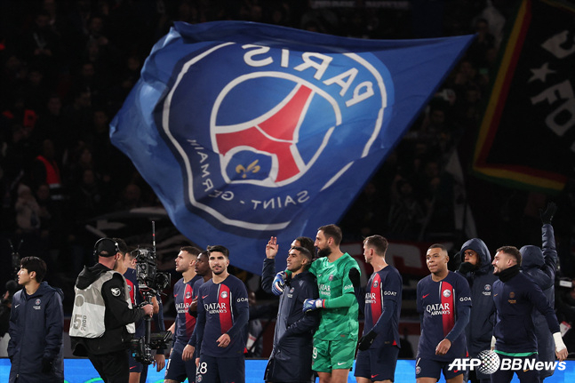 승리 후 팬들에게 인사하는 PSG 선수단. /AFPBBNews=뉴스1