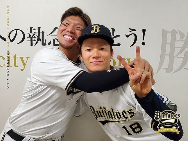 오릭스 투수 야마모토 요시노부(오른쪽)와 돈구 유마가 기념 촬영을 하고 있다. /사진=오릭스 버팔로스 공식 SNS