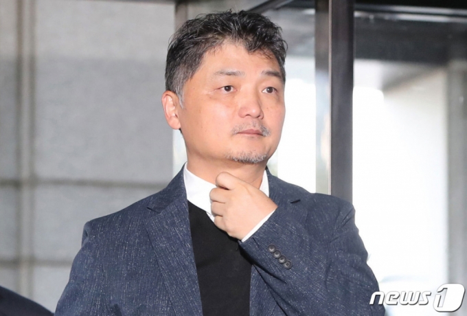 (서울=뉴스1) 김민지 기자 = 김범수 카카오 미래이니셔티브센터장이 23일 오전 SM엔터테인먼트 주가 시세조종 의혹과 관련한 조사를 받기 위해 서울 여의도 금융감독원으로 출석하고 있다. 2023.10.23/뉴스1 Copyright (C) 뉴스1. All rights reserved. 무단 전재 및 재배포, AI학습 이용 금지.