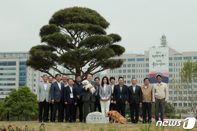 (서울=뉴스1) 오대일 기자 = 윤석열 대통령과 김건희 여사가 4일 용산 대통령실 앞 용산어린이정원에서 열린 정원 개방 행사에서 김대기 비서실장, 김은혜 홍보수석, 최상목 경제수석, 조태용 국가안보실장 등 참모들과 함께 기념식수를 마친 후 반려견 써니, 은퇴견 새롬이와 기념 촬영을 하고 있다. (대통령실 제공) 2023.5.4/뉴스1  Copyright (C) 뉴스1. All rights reserved. 무단 전재 및 재배포 금지.