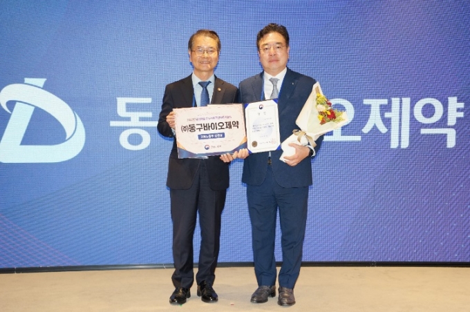 동구바이오제약은 지난 1일 로얄호텔서울에서 개최된 '2023년 공정채용 우수사례 경진대회 시상식'에서 고용노동부 장관상을 수상했다. 이정식 고용노동부 장관(왼쪽)과 조용준 동구바이오제약 대표가 사진 촬영을 하고 있다. /사진제공=동구바이오제약