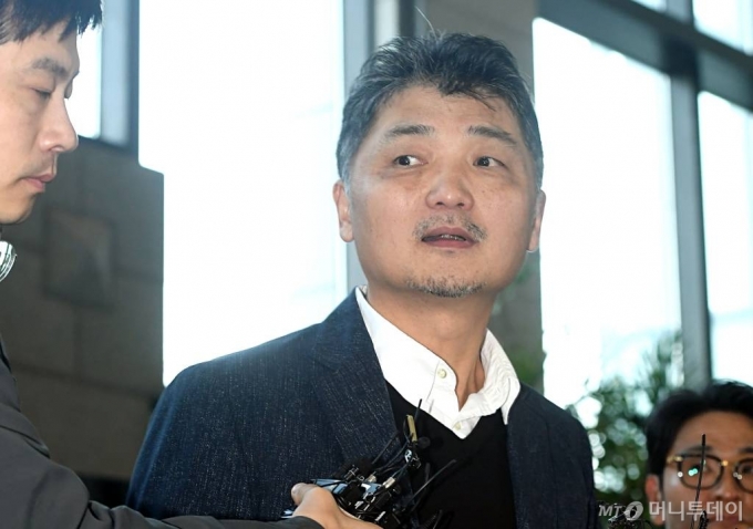 김범수 카카오 미래이니셔티브센터장이 지난달 23일 오전 서울 영등포구 여의도동 금융감독원에 SM엔터테인먼트 주가 시세 조종 의혹과 관련해 조사를 받기 위해 출석하고 있다. /사진=머니S 