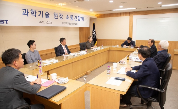 김대기 대통령 비서실장이 지난달 23일 서울 강남구 한국과학기술단체총연합회 회의실에서 청년 과학기술인들과 함께 &#039;과학기술 현장 소통간담회&#039;를 열었다. / 사진=한국과학기술단체총연합회