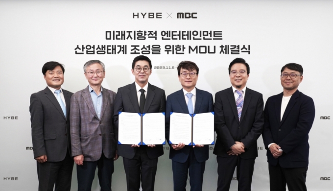 6일 서울 용산구 하이브 사옥에서 열린 MOU 체결식에 참석한 (왼쪽부터) 박태희 하이브 CCO, 박태경 MBC 부사장, 박지원 하이브 CEO, 안형준 MBC 사장, 김태호 하이브 COO, 전진수 MBC 예능본부장./사진제공=하이브