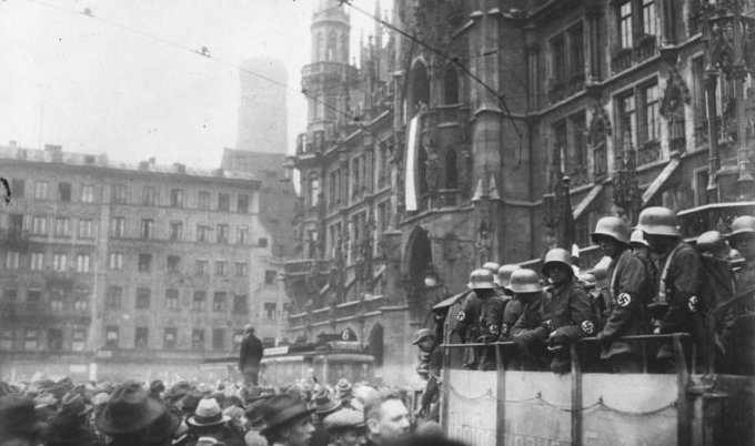 반란 나치당원들이 뮌헨을 행진하는 모습/사진=위키피디아