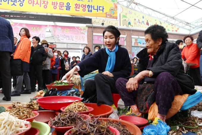 [순천=뉴시스] 전신 기자 = 윤석열 대통령 부인 <BR>김건희 여사가 7일 전남 순천 풍덕동 아랫장을 방문해 나물 및 야채를 구매하고 있다.<BR> 2023.11.07.