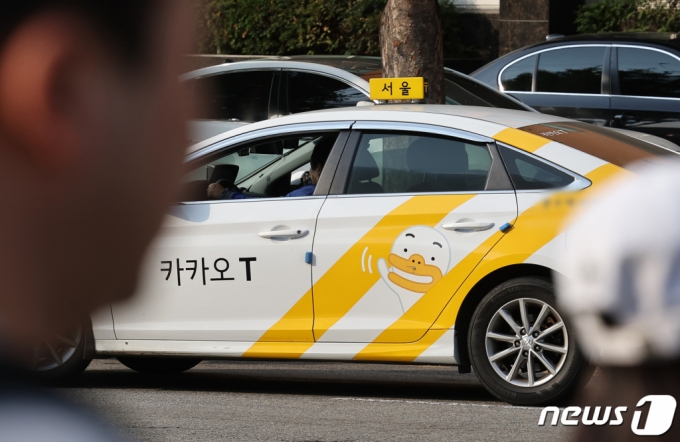(서울=뉴스1) 김진환 기자 = 카카오모빌리티는 수년간 논란의 대상이었던 가맹택시 수수료 등 택시 수수료 체계 전면 개편을 위해 택시 기사 의견을 수렴하는 긴급 간담회를 개최한다고 밝혔다. 독점 행위를 정부가 제재해야 한다는 윤석열 대통령의 발언 직후 내린 결정이다. 앞서 지난 1일 윤석열 대통령은 제21차 비상경제민생회의에서 카카오 택시 같은 디지털플렛폼과 은행의 독과점을 '매우 부도덕'하다고 지적했다. 사진은 2일 서울 중구 서울역 택시 승강장에 정차한 카카오 택시. 2023.11.2/뉴스1 Copyright (C) 뉴스1. All rights reserved. 무단 전재 및 재배포, AI학습 이용 금지.