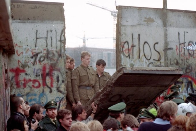 베를린 장벽 붕괴 /사진=nydailynews 홈페이지 캡처