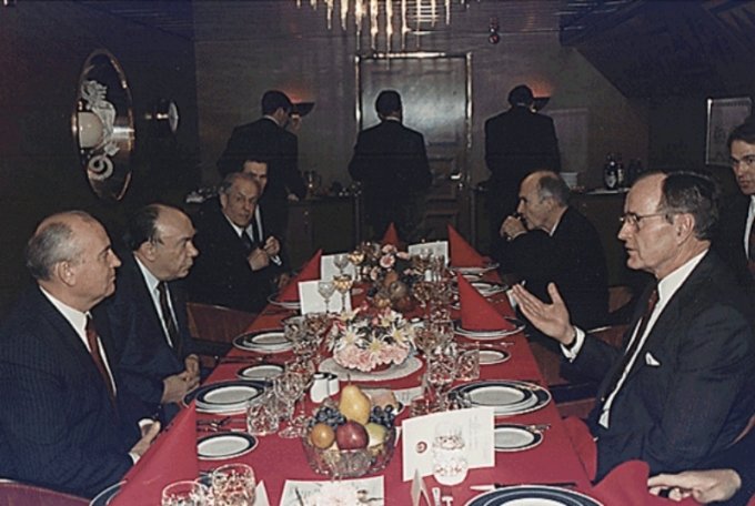 고르바초프와 부시 대통령이 몰타 마르사실로크 항구에 있는 소비에트 유람선 맥심 고르키에서 이야기를 나누고 있다. /사진=Wilson Center 홈페이지 캡처