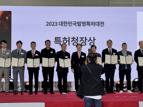 (왼쪽에서 세번째)엘솔루 문종욱 대표이사가 2023 대한민국 발명특허대전 &#039;특허청장상&#039;을 받고 있다/사진제공=엘솔루 