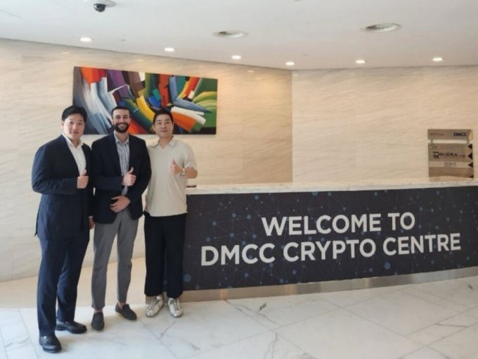(왼쪽부터)아론 손 웹3사업실장, 자헤르 이사(Zaher Executive- DMCC Crypto Centre), 데이비드 윤 캐리버스 대표