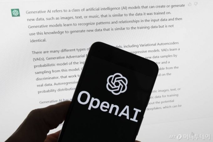 2023년 3월 21일, 보스턴에서 열린 ChatGPT의 출력이 표시되는 컴퓨터 화면 앞에 있는 휴대폰에 OpenAI 로고가 보인다. AP/뉴시스 /사진=AP 뉴시스