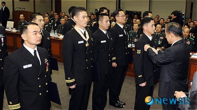 【서울=뉴시스】박종민 기자 = 김태영 당시 국방부 장관이 09 전군 주요지휘관 회의에서 대청해전을 승리로 이끈 해군 관계자들에게 표창을 수여하고 있다.