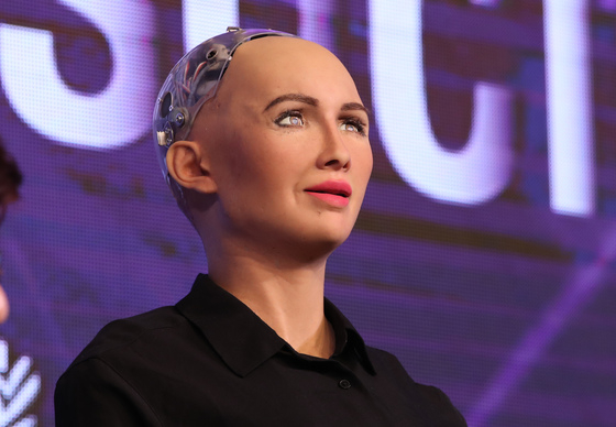 = 인공지능(AI) 휴머노이드 '소피아'가 2018년 5월 30일 서울 중구 더플라자호텔 그랜드볼룸에서 뉴스1 주최로 열린 '한국미래포럼 2018'에서 인사말을 하고 있다. 이날 서울시는 세계에서 가장 진화된 인공지능(AI) 휴머노이드 '소피아'를 '서울시 지능형정부 협력봇'으로 위촉했다. 2018.5.30/뉴스1
