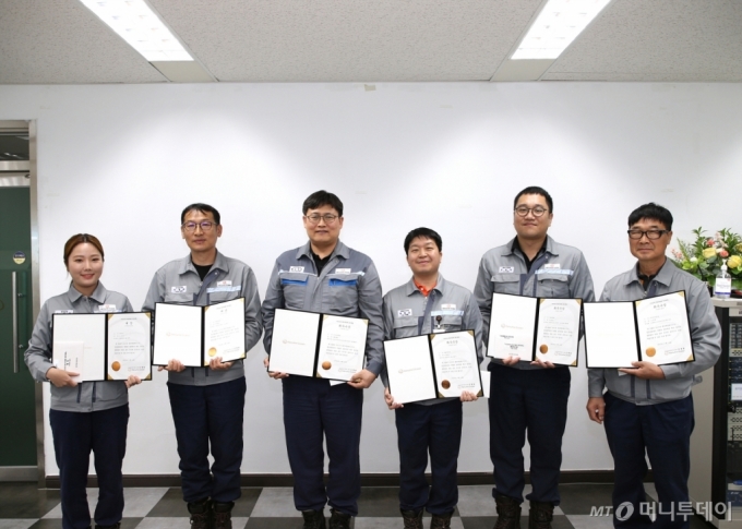 지난 10일 한화오션 거제사업장에서 열린 자동화 경진대회 시상식에서 수상자들이 기념 촬영을 하고 있다./사진제공=한화오션