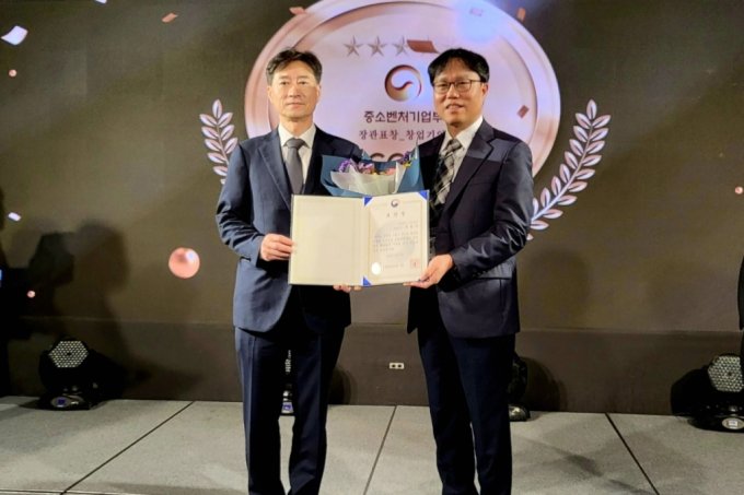 아이코어 박철우 대표(오른쪽)가 소부장 스타트업 100 브릿지 데이에서 국산화 및 역수출 성과를 인정받으며 중소벤처기업부장관상을 수상했다 /사진=아이코어