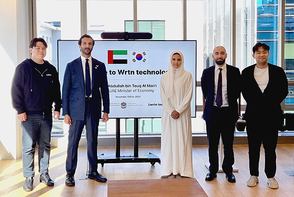 지난 10일 서울 강남구 뤼튼 사무실을 방문한 UAE 경제사절단이 경영진과 기념 촬영을 하고 있다. 사진 왼쪽부터 이세영 뤼튼테크놀로지스 대표, 빈 투크 알 마리 UAE 경제부장관, 알리아 알 마즈루이 칼리파기업발전펀드 대표, 압둘라지즈 알 자지리 부청장, 이동재 뤼튼테크놀로지스 최고전략책임자. /사진=뤼튼테크놀로지스 제공