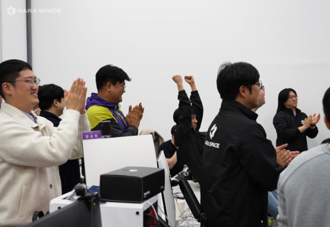 옵저버 1A호 교신 이후 나라스페이스 임직원들 /사진=나라스페이스