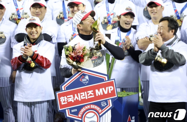 13일 오후 서울 송파구 잠실야구장에서 열린 프로야구 '2023 신한은행 SOL KBO 포스트시즌' 한국시리즈 5차전 LG 트윈스와 kt 위즈의 경기에서 6대2로 승리하며 우승을 차지한 LG 오지환이 한국시리즈 MVP를 차지한 후 트로피에 입을 맞추고 있다. 2023.11.13/뉴스1